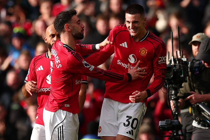 爱游戏娱乐-加时末段体能课后，曼联手感冰凉备战西甲，气氛紧张，年轻球员得到机会(wps文档末段后空白多下一段不接上)