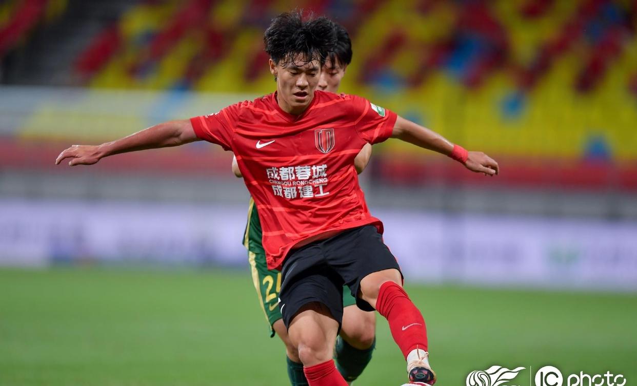 关于荷甲关键时刻走向成谜，成都蓉城单刀错失，目标明确，训练强度明显提升的信息